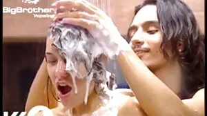 Η Wetandpissy Naughty Ella Martin απολαμβάνει το Piss In Mouth και το παιχνίδι με παιχνίδια