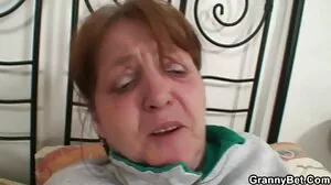 Μπουχτισμένη Ασιάτισσα γάμησε δυνατά και καλύφθηκε ολόκληρο το πρόσωπό της με σπέρμα στο κρεβάτι στο δωμάτιο του ξενοδοχείου